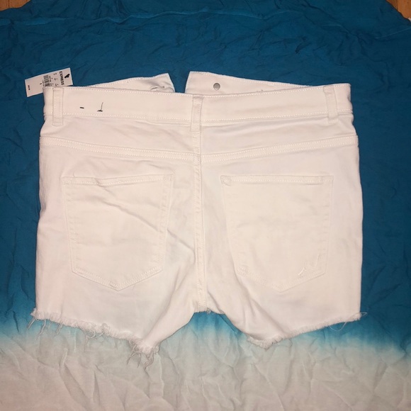 Distressed white shorts NWT - size 8 - Picture 4 of 4